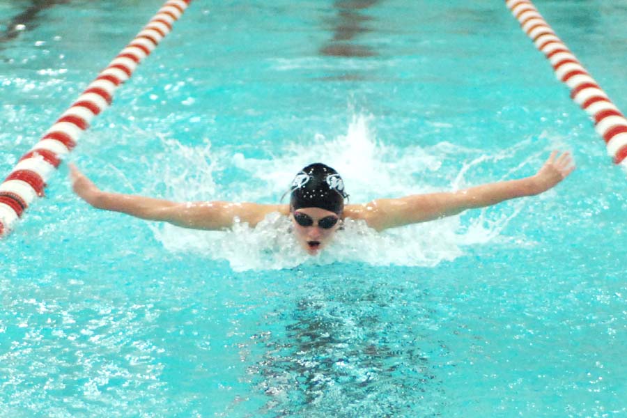 Sophomore+Emma+Isley++swims+in+a+conference+meet+Dec.+17.+Isley+scored+the+team%E2%80%99s+only+point+in+regional+competition.+
