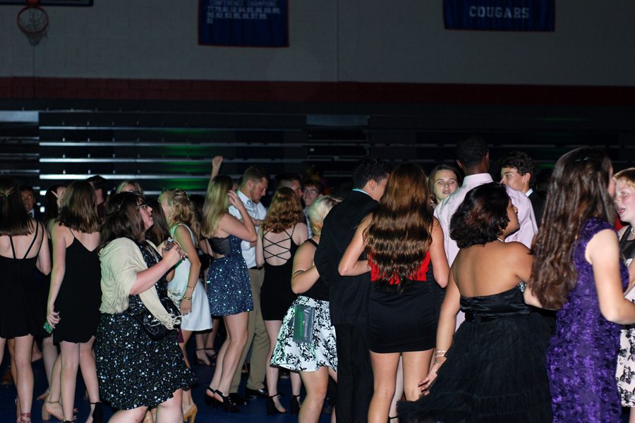 Students embrace first fall dance